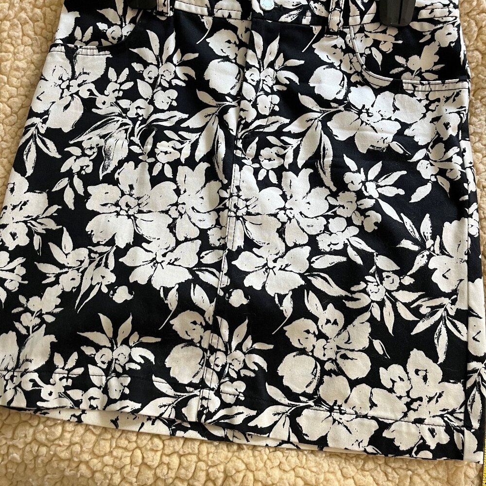 Chaps Women's black and white floral stretch skirt - Size 8